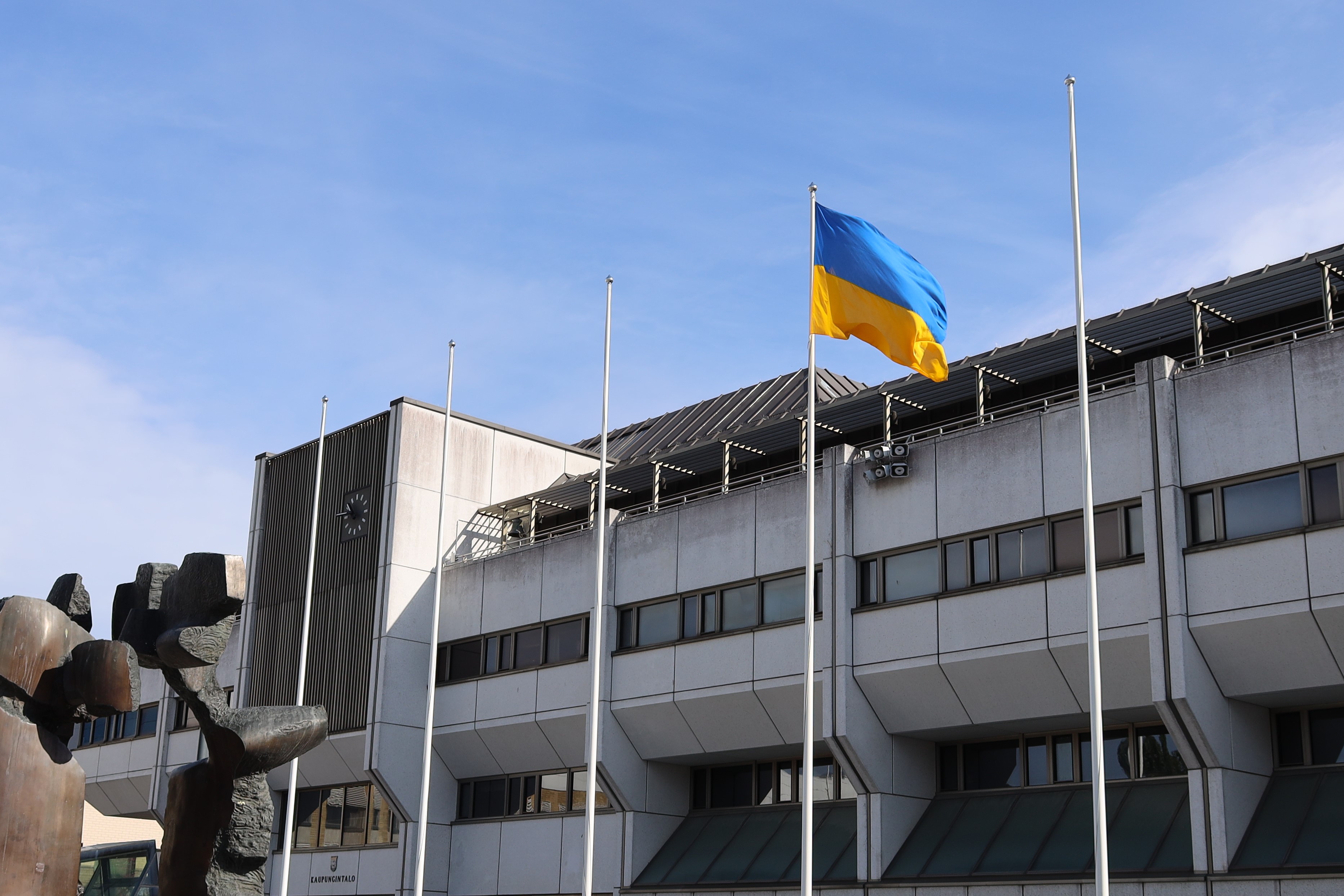Ukrainan lippu lipputangossa.